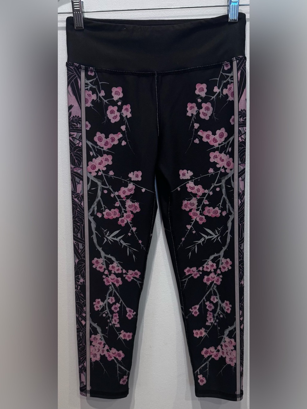 EVOLUTION AND CREATION Charcoal Gray Floral Capri Leggings Size S